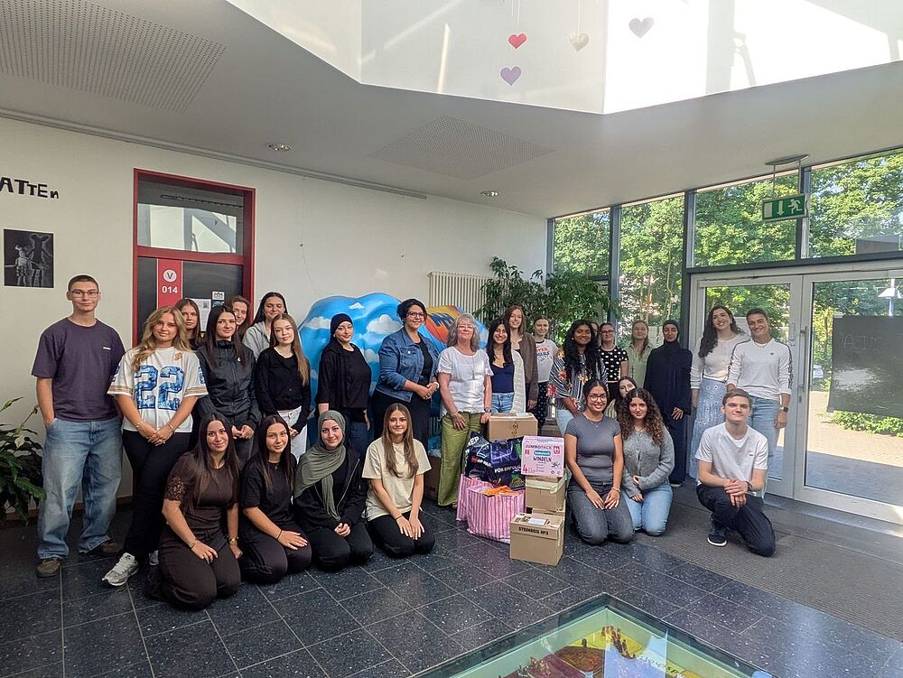 Bild zeigt Schülerinnen und Schüler mit einigen Spenden